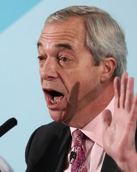 Politique EN DIRECT : Nigel Farage éclate alors que Donald Trump déchire Keir Starmer