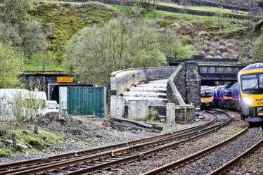 Standedge Tunnel LIVE : les navetteurs font face au mystère alors que les services ferroviaires sont suspendus après un incendie