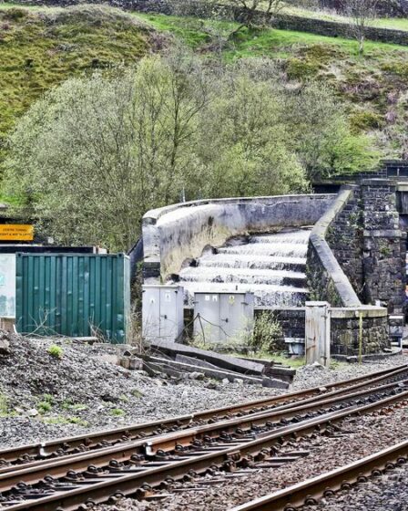 Standedge Tunnel LIVE : les navetteurs font face au mystère alors que les services ferroviaires sont suspendus après un incendie