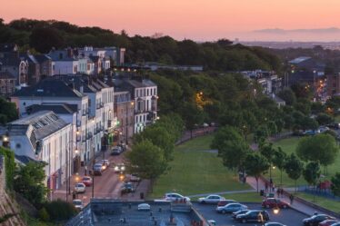 Superbe village de pêcheurs avec promenades côtières à seulement 40 minutes des grandes villes