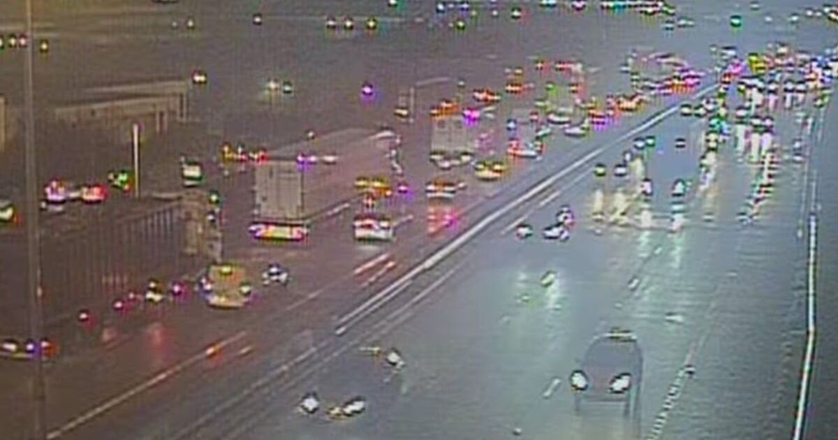 Trafic M25 EN DIRECT : Chaos sur le pont QE2 avec 3 miles de files d'attente et de graves retards