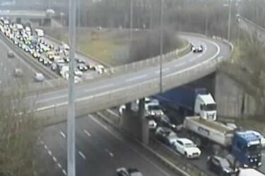 Trafic M60 EN DIRECT : des voitures arrêtées près de Stockport alors qu'un incident de police entraîne de longs retards