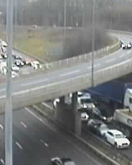 Trafic M60 EN DIRECT : des voitures arrêtées près de Stockport alors qu'un incident de police entraîne de longs retards