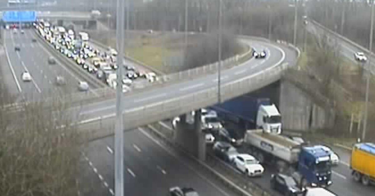 Trafic M60 EN DIRECT : des voitures arrêtées près de Stockport alors qu'un incident de police entraîne de longs retards