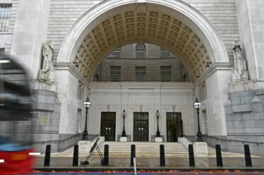 Un demandeur d'asile devant le tribunal accusé d'avoir placé de la fausse dynamite devant le siège du MI5