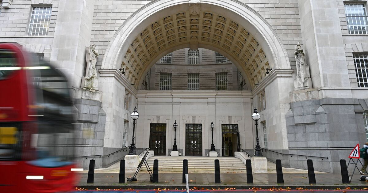 Un demandeur d'asile devant le tribunal accusé d'avoir placé de la fausse dynamite devant le siège du MI5