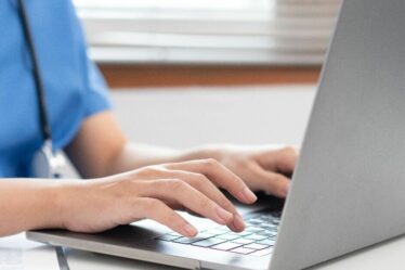 Une infirmière du NHS radiée après avoir publié « les migrants finiront par être vos dirigeants »