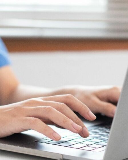 Une infirmière du NHS radiée après avoir publié « les migrants finiront par être vos dirigeants »