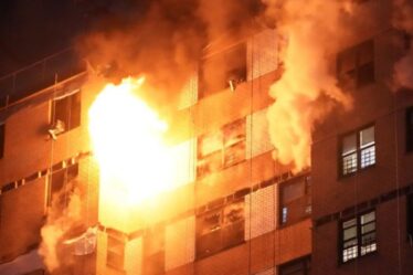 Une tour de New York en flammes alors qu'un énorme incendie éclate avec plus de 200 pompiers sur place