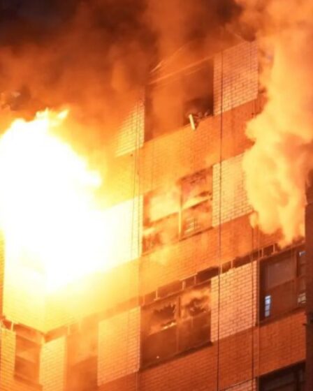 Une tour de New York en flammes alors qu'un énorme incendie éclate avec plus de 200 pompiers sur place