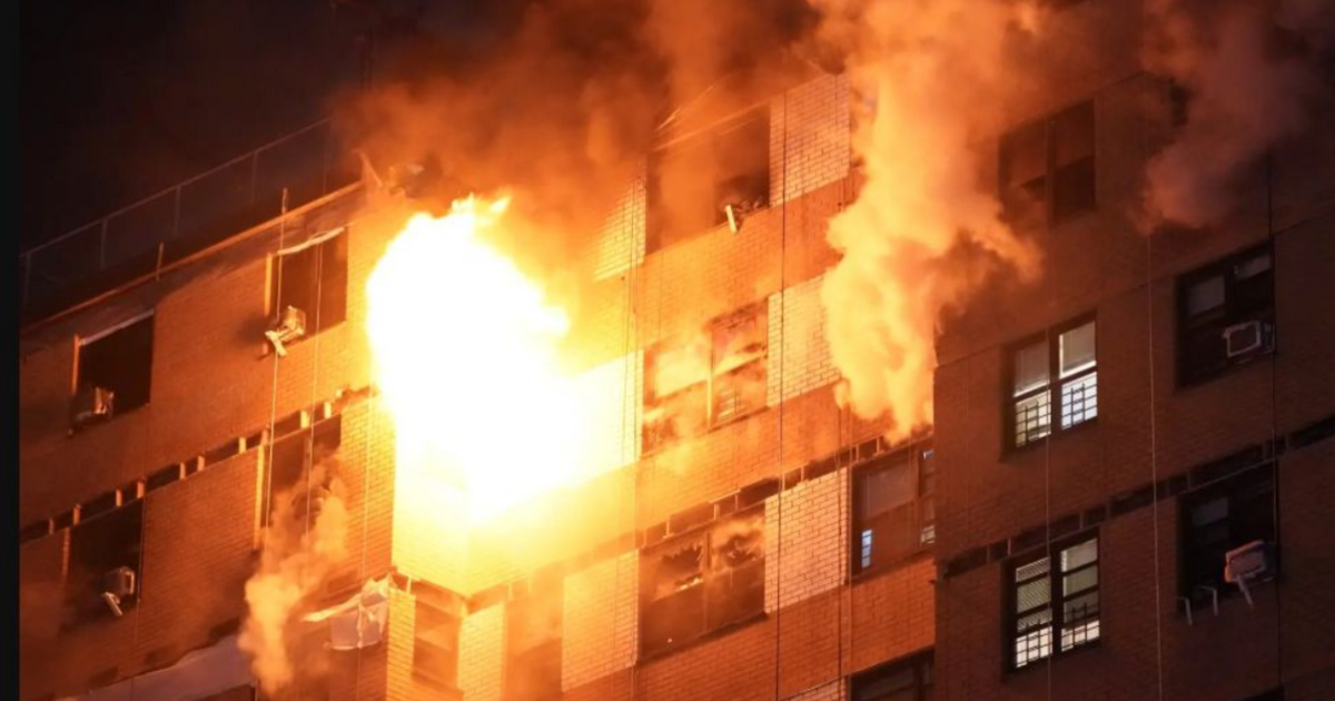 Une tour de New York en flammes alors qu'un énorme incendie éclate avec plus de 200 pompiers sur place