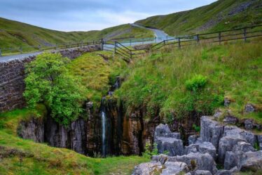 Village caché « préservé » entouré de prairies de fleurs sauvages protégées