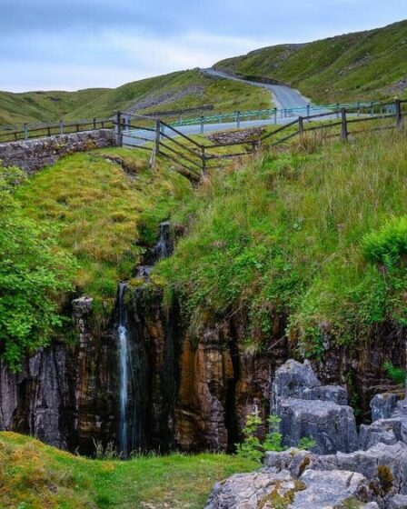Village caché « préservé » entouré de prairies de fleurs sauvages protégées