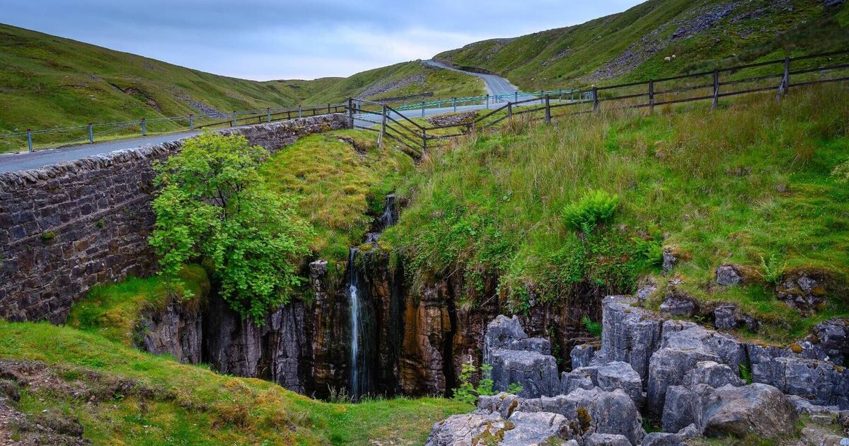 Village caché « préservé » entouré de prairies de fleurs sauvages protégées