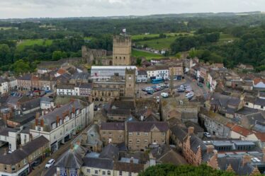 Village hanté avec une belle rivière en bronze et un charmant monument