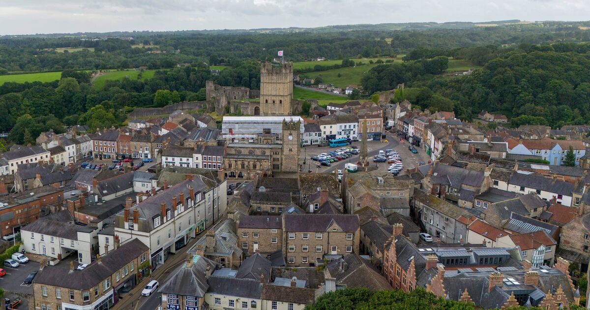 Village hanté avec une belle rivière en bronze et un charmant monument