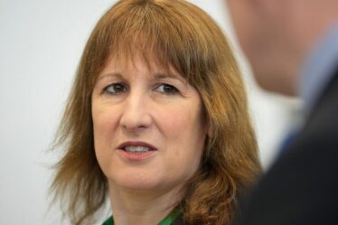 Fureur alors que Rachel Reeves s'en prend aux jeunes électeurs – les députés travaillistes craignent que Nigel Farage n'en profite