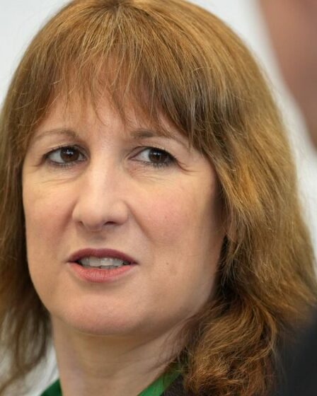 Fureur alors que Rachel Reeves s'en prend aux jeunes électeurs – les députés travaillistes craignent que Nigel Farage n'en profite