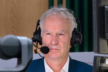 John McEnroe dit à un jeune fan « va te faire foutre » dans une explosion furieuse à l'aéroport