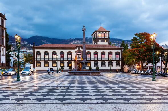 Place du marché et hôtel de ville de Funchal, Madère.