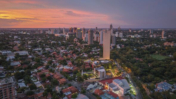 Vue du coucher de soleil sur le centre-ville d'Asunción