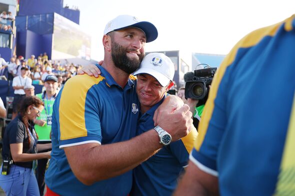 Rory McIlroy et Jon Rahm de Team Europe célèbrent leur victoire avec 16 et demi à 11 et demi