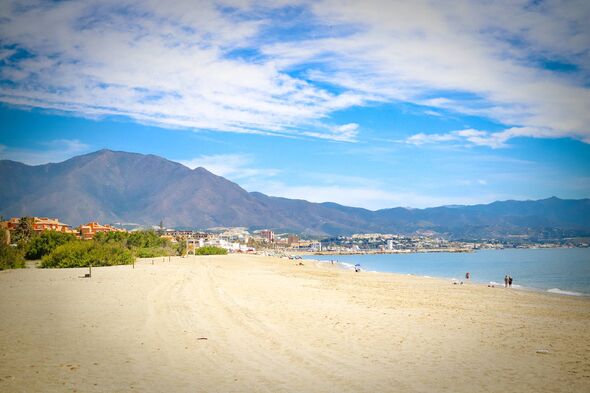 Belle plage journée ensoleillée sable mer océan ciel montagne d'estepona à Manilva, Estepona, Malaga.