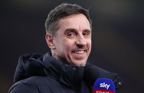 Gary Neville, expert de Sky Sports, regarde en souriant