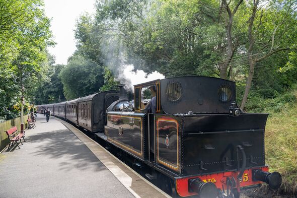 Départ du train à vapeur à la gare de Haworth