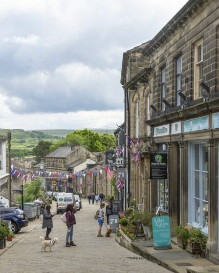 Magnifique village britannique qui abritait l'auteure des Hauts de Hurlevent, Emily Brontë