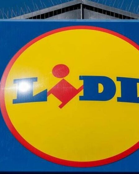 Un employé de Lidl licencié pour avoir bu une bouteille d'eau de 17 pence qu'il n'avait pas payée