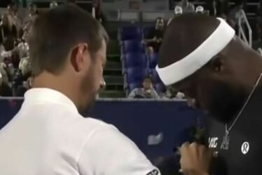 Le match de tennis est brusquement retardé alors que l'arbitre tire sur le maillot du joueur et que la foule hue bruyamment