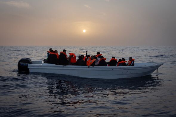 migrants sur un petit bateau migrants sur un petit bateau