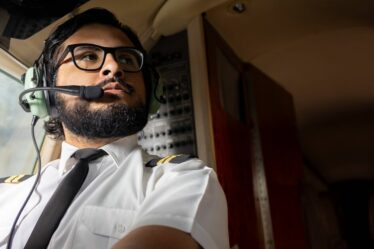 Le HMRC pourrait devoir jusqu'à 2 044 £ aux personnes qui travaillent en uniforme.