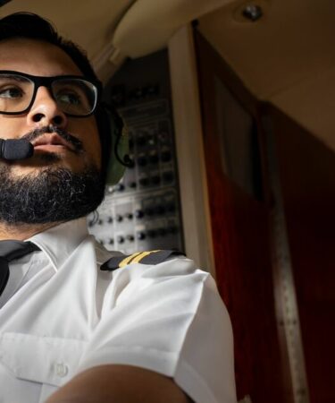 Le HMRC pourrait devoir jusqu'à 2 044 £ aux personnes qui travaillent en uniforme.