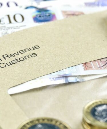 Alerte fiscale pour les retraités : le « bord de la falaise » de 22 £ oblige des millions de personnes à payer le HMRC pour la première fois
