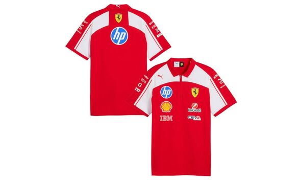Deux vues avant et arrière d'un maillot de sport à manches courtes rouge et blanc avec les logos des sponsors affichés sur un fond blanc uni