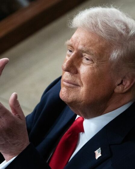 Les craintes de Trump en matière de santé éclatent lorsqu'une « main décolorée » est repérée lors du discours sur l'état de l'Union