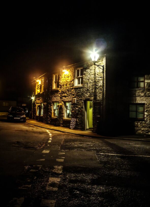 Extérieur du pub la nuit dans le village de Cartmel en Cumbrie Extérieur du pub la nuit dans le village de Cartmel en Cumbrie