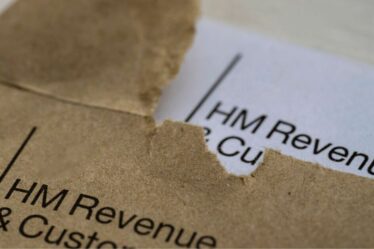 Les Britanniques gagnant plus de 12 570 £ ont reçu un avertissement de 641 £