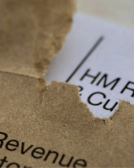 Les Britanniques gagnant plus de 12 570 £ ont reçu un avertissement de 641 £