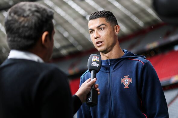 Cristiano Ronaldo s'adressant aux médias Cristiano Ronaldo s'adressant aux médias