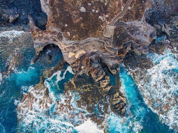 Vue aérienne de la plage rocheuse Playa Charco los Sargos à El Hierro, îles Canaries