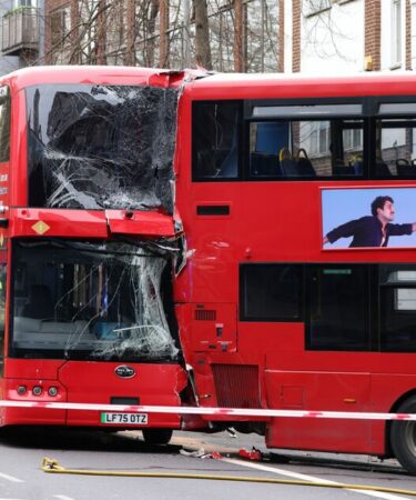 Accident de bus à Londres EN DIRECT : écrasement d'un double étage devant le Southwark Playhouse