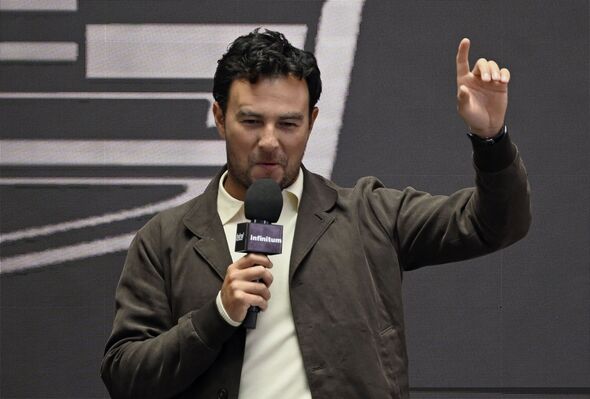 Sergio Perez devant le logo Cadillac