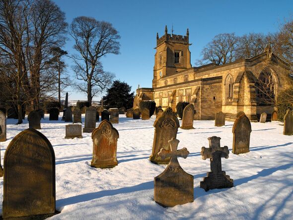 Cimetière couvert de neige et église paroissiale dans le village de Slingsby dans le North Yorkshire au Royaume-Uni