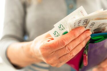 DWP donne 4 495 £ aux personnes qui respectent la « règle des 35 heures » à partir d'avril