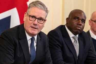 David Lammy s'en prend à Keir Starmer à propos de Mandelson avec le Premier ministre au bord du gouffre