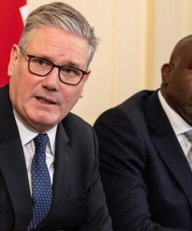 David Lammy s'en prend à Keir Starmer à propos de Mandelson avec le Premier ministre au bord du gouffre