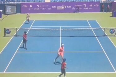 Des joueurs de tennis terrifiés lâchent leurs raquettes et sprintent hors du terrain pour se mettre en sécurité dans des images virales